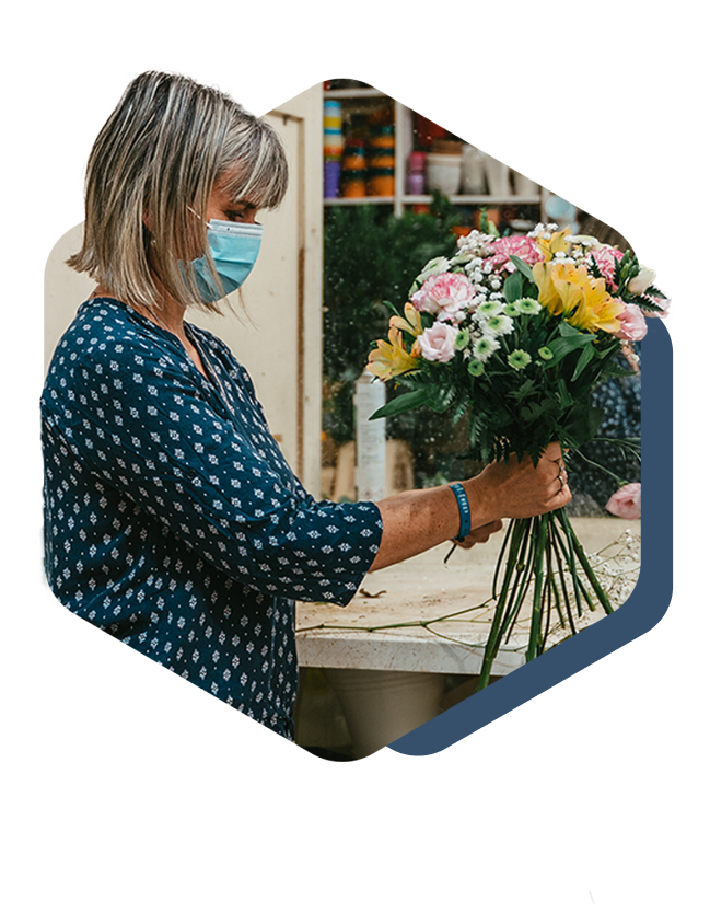 Image d'une fleuriste qui sert un client
